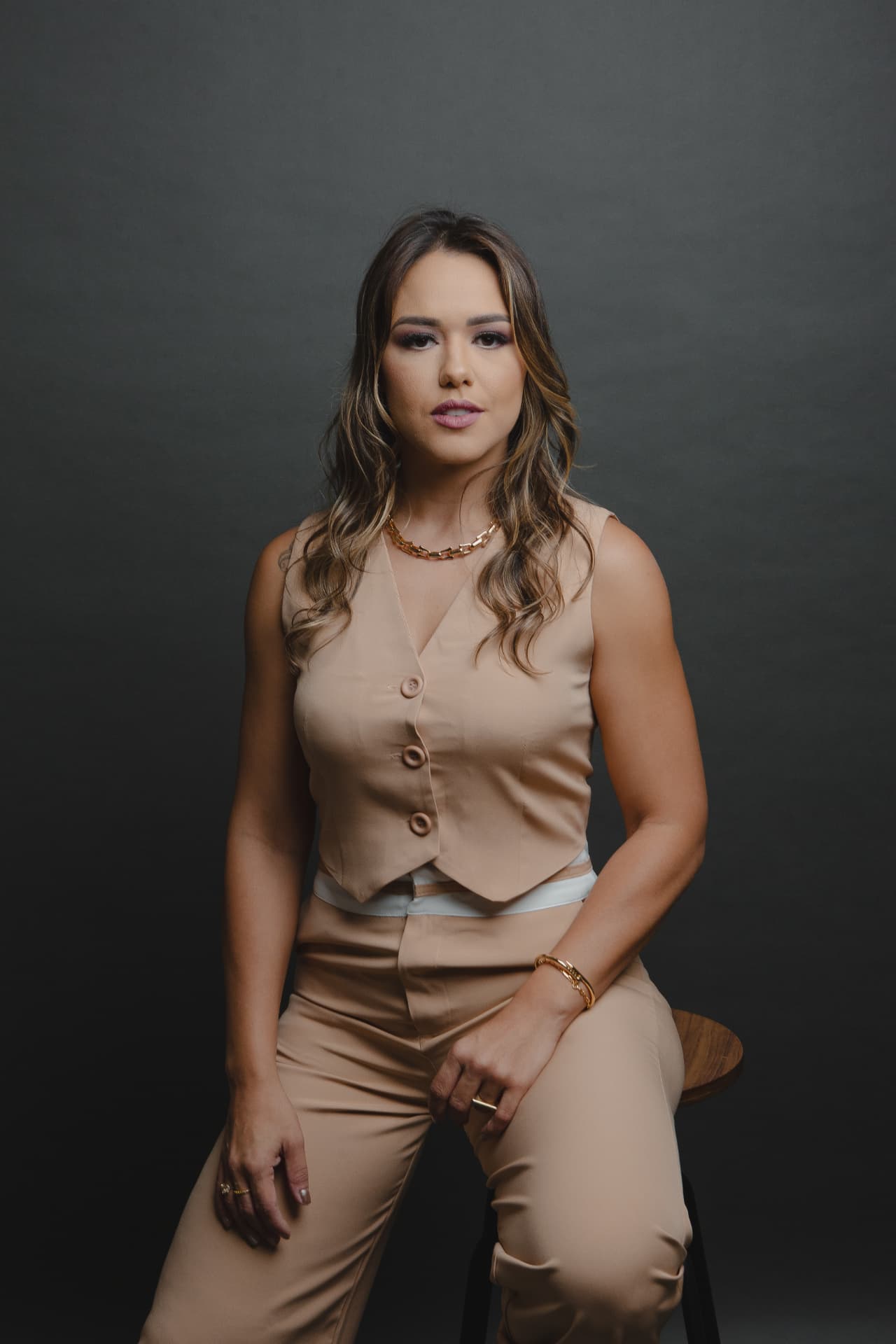 Mari Lobo em retrato de corpo inteiro